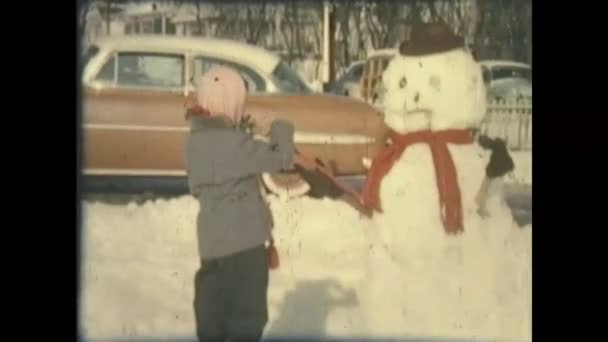 ヴィンテージ1950年代ホームムービークリップの若いです女の子作るA雪だるま — ストック動画