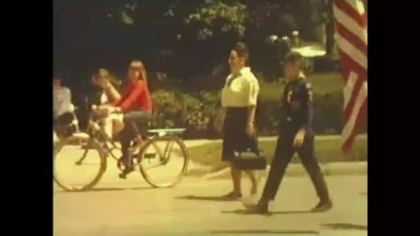 Vintage 8Mm Película Casera Clip Cachorros Exploradores Marchando Desfile — Vídeo de stock