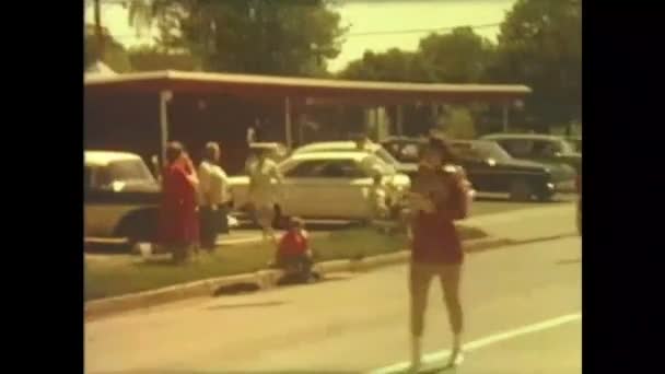 Nostalgische 8Mm Home Film Clip Van Meisjes Marcheren Een Parade — Stockvideo