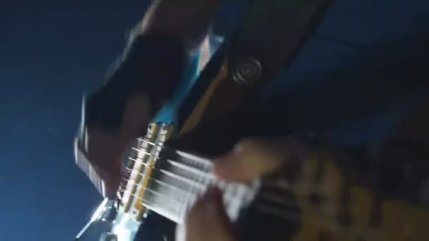 在蓝雾背景下弹奏蓝电吉他的人 — 图库视频影像