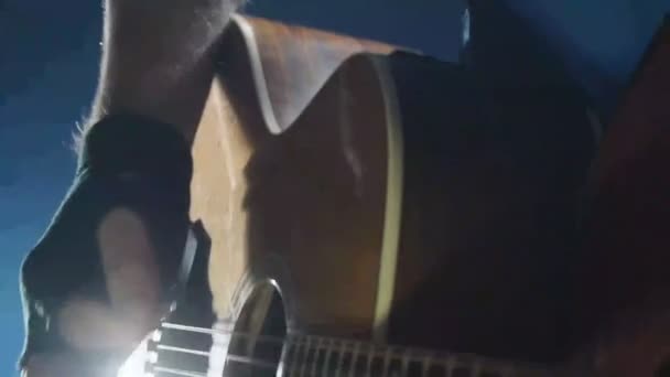 Man Strumt Akoestische Gitaar — Stockvideo