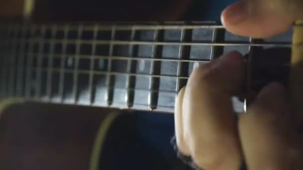 Nahaufnahme Der Hände Eines Mannes Der Eine Akustische Gitarre Spielt — Stockvideo