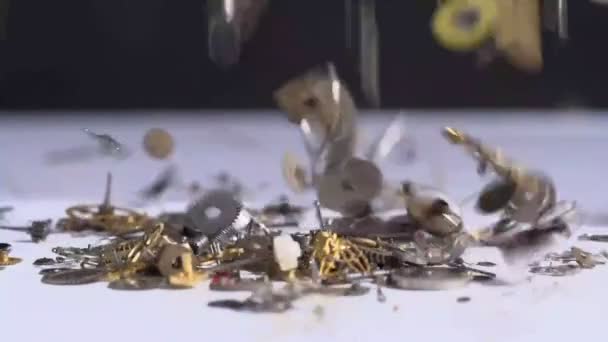 동작으로 떨어지는 부서진 부품들 — 비디오
