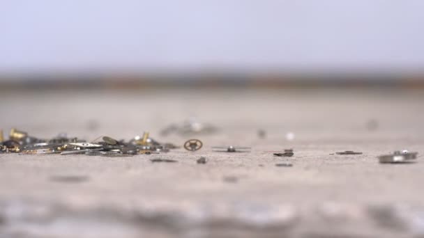 Relojes Rotos Cayendo Sobre Una Mesa Cámara Súper Lenta — Vídeo de stock