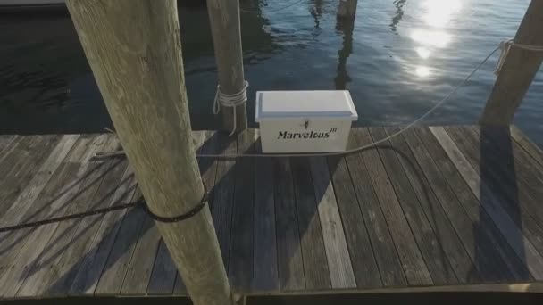 Köderbox Auf Bootssteg Mit Der Aufschrift Marvelous — Stockvideo