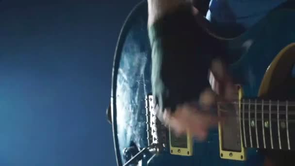 Clip Cámara Lenta Del Hombre Tocando Guitarra Eléctrica Azul Con — Vídeos de Stock