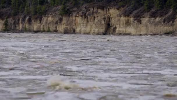 新泽西州海耶河附近的春河决堤 静止不动地拍摄着浮在河上的冰块和笛子 — 图库视频影像