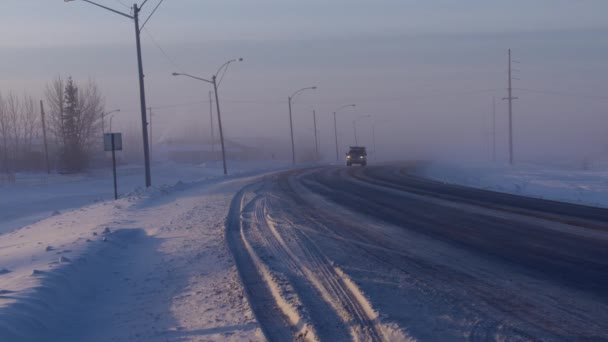 Φορτηγό Οδηγεί Από Την Εθνική Οδό Μια Πολύ Κρύα Μέρα — Αρχείο Βίντεο