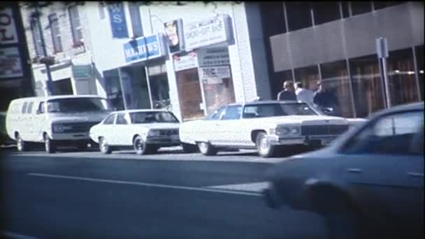 Pequeña Ciudad Centro Década 1970 Filmado Película Los Coches Conducen — Vídeos de Stock