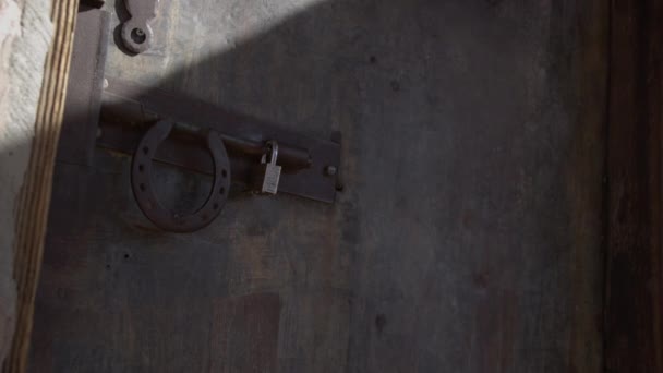 Staré Západní Dveře Vězení Naklonit Nahoru Odhalit Okno — Stock video
