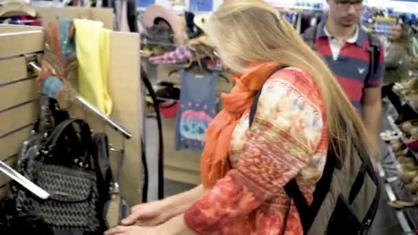 Bonita Mujer Rubia Fresa Mira Bolsos Como Hijo Mira — Vídeos de Stock