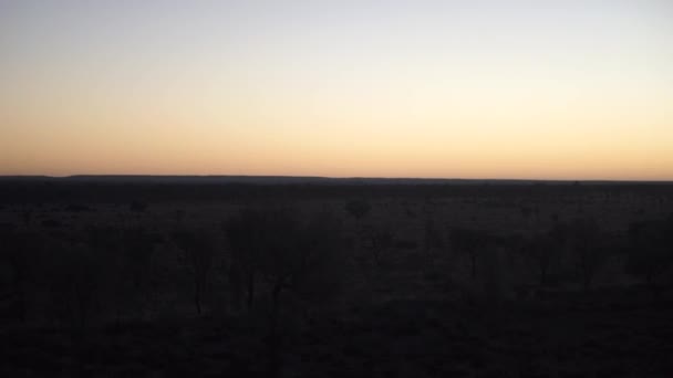 平原から丘陵地帯へのオーストラリアのアウトバックの夜明け — ストック動画