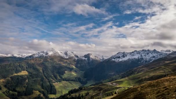 时间流逝的云彩穿过一个山谷 背后覆盖着白雪覆盖的山脉 这张广角图显示了奥地利阿尔卑巴赫高山景观中的阴影和阳光的移动 — 图库视频影像