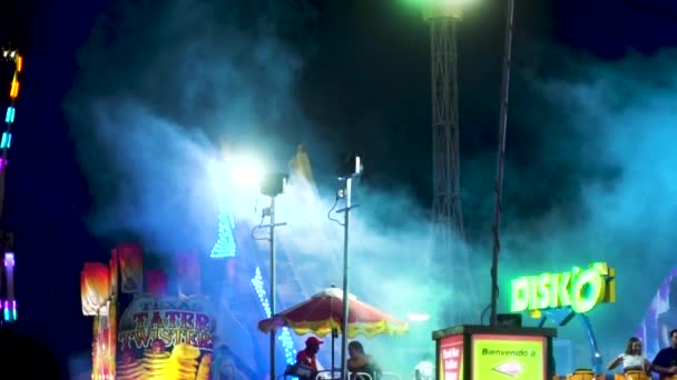 Gerakan Lambat Sepanjang Karnaval Terang Malam Hari Dengan Asap Udara — Stok Video