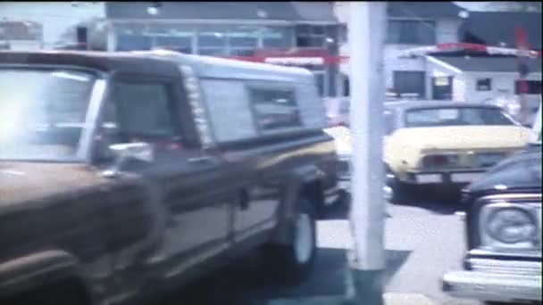 在一家汽车经销店的停车场上 摄像机在一排1970年代的吉普车前走着 — 图库视频影像