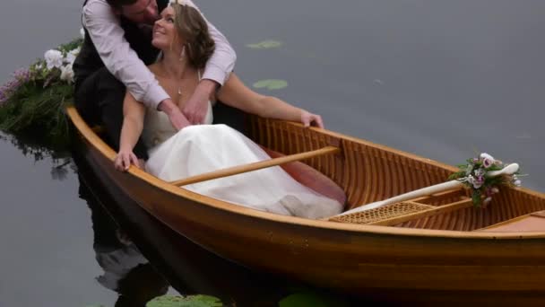 Sposo Baci Sposa Canoa Pan Punta Sposi — Video Stock