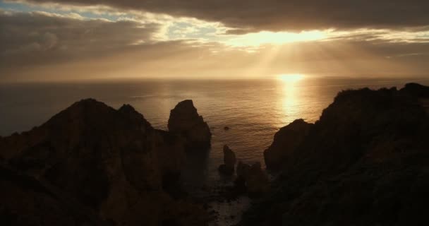 大西洋の素晴らしい景色を望む崖の海岸線 ポルトガルのポンタ ピエデデの海岸線での日の出 — ストック動画