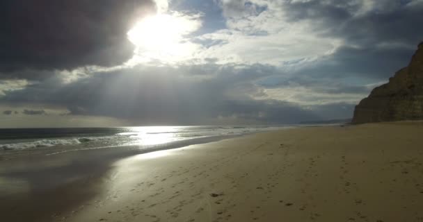 Sol Kommer Över Molnen Stranden Lagos Algarve Portugal — Stockvideo