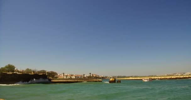 Golven Crashen Muur Van Fort Ponta Bandeira Achtergrond Een Boot — Stockvideo