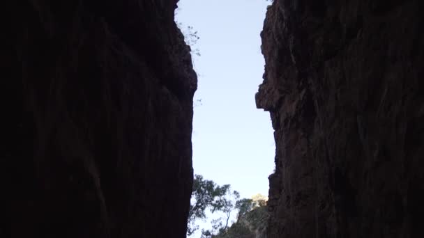 スカイワードはオーストラリアのアウトバックで赤い岩の隙間を撃った — ストック動画