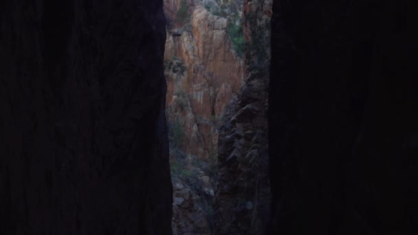 Outback Canyon Crevice Panning — Stock video