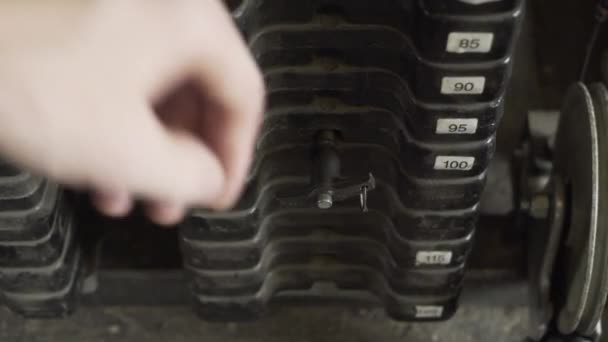 Übergangs Aufnahme Von Hand Beim Bewegen Eines Zählers Einer Gewichtsmaschine — Stockvideo
