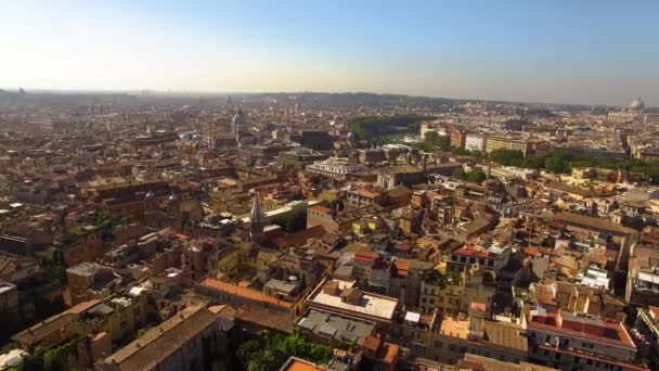 Schöne Luftaufnahme von Rom, das während der goldenen Stunde über der Stadt kreist