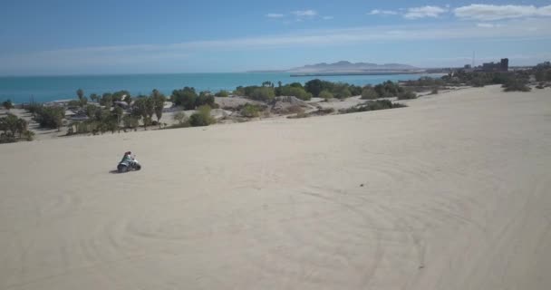 Die Luftkamera Verfolgt Zwei Fahrer Auf Einem Atv Während Einer — Stockvideo