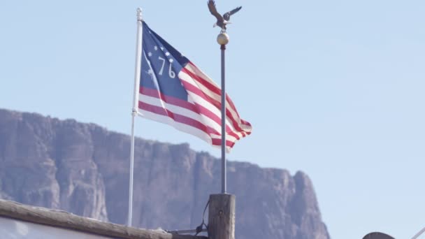Birleşik Devletler Bayrağı Batı Dağlarının Önünde Sallanıyor — Stok video