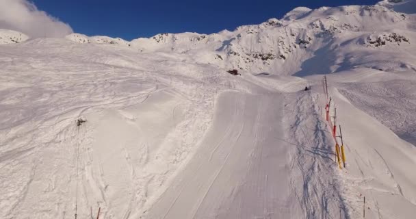 准备冬季在安得马特滑雪场滑雪场的打雪机的无人驾驶镜头 — 图库视频影像
