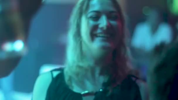 幸せなブロンドの女がナイトクラブで踊るのを楽しんでる 大きな笑顔 — ストック動画