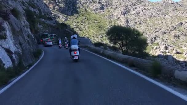 Scooter Calobra Achter Een Bus — Stockvideo