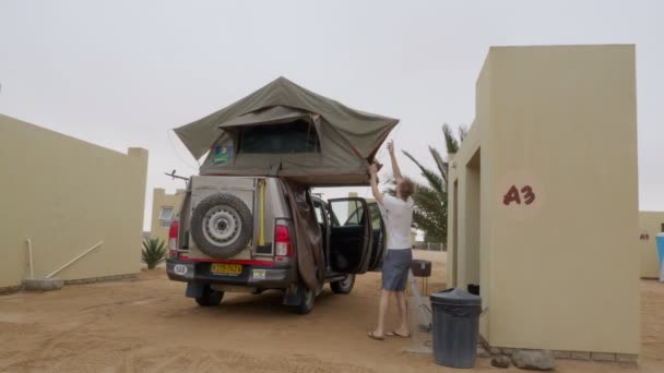 Zeitraffer Des Zeltabbaus Auf Lkw Der Wüste Von Namibia Afrika — Stockvideo