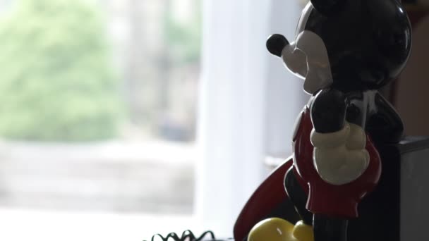 Vintage Mickey Mouse Teléfono Suena Hombre Responde — Vídeos de Stock