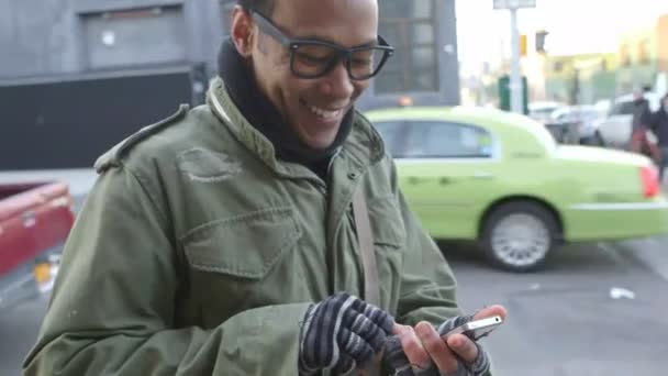 Mann Schreibt Sms Auf Der Straße — Stockvideo