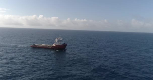 Aérea Portacontenedores Lejos Mar Cámara Acerca Nave Flys Sobre Puente — Vídeos de Stock