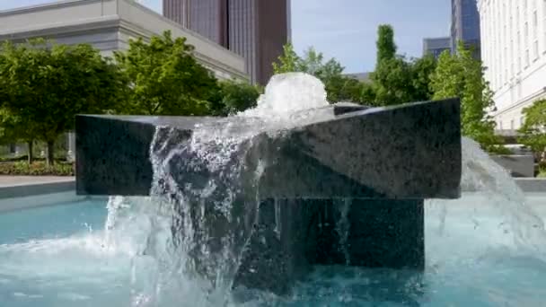 Close Water Fountain Pans Reveal Generic Office Building Urban Environment — Stock Video