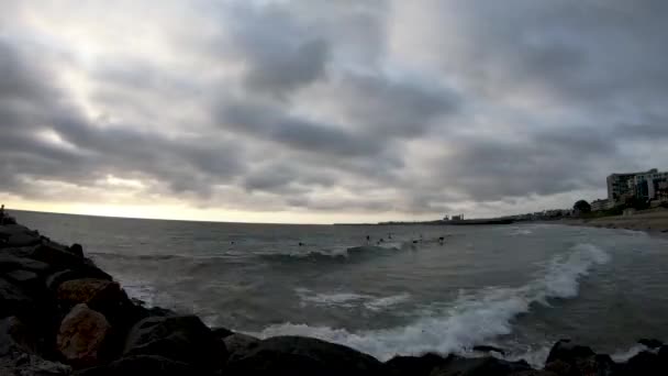 雲のように海の波のラップ 時間の経過によってロール — ストック動画