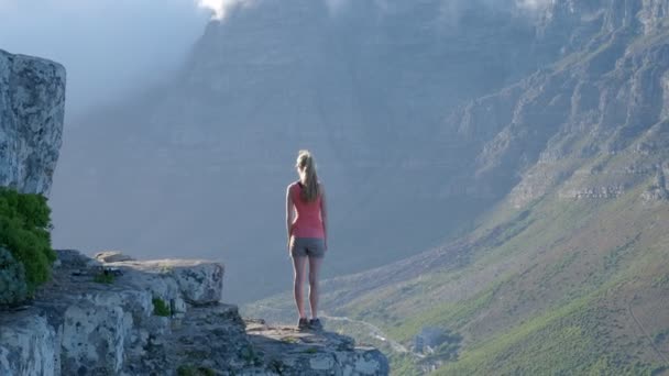 Молодая Женщина Смотрит Кейптаун Юар Закате — стоковое видео