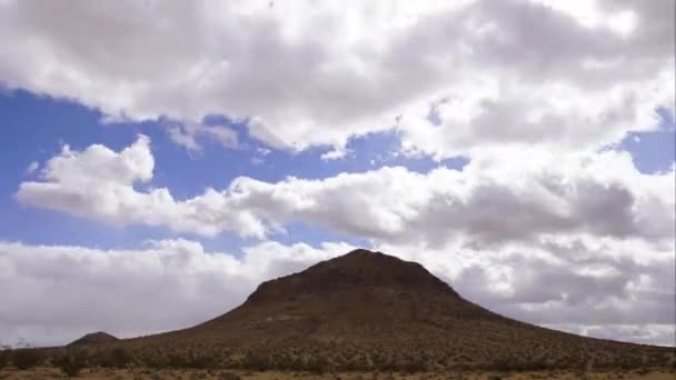 Timelapse Nubes Detrás Butte Desierto — Vídeos de Stock