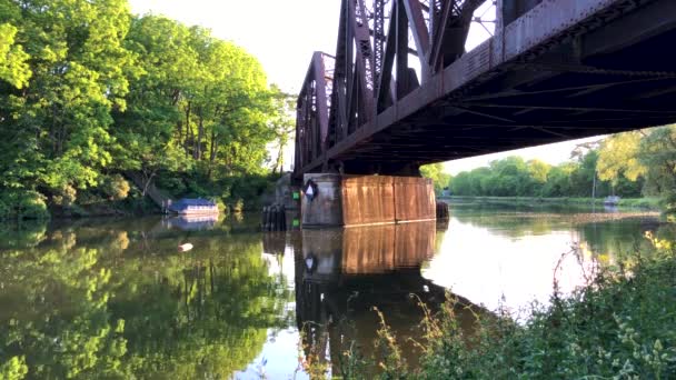 Průplav Při Západu Slunce Mostem — Stock video