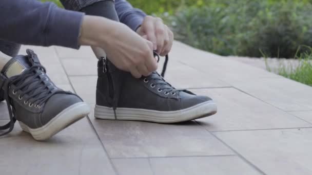 Chiudere Fit Donna Legatura Shoelace Jogging Sul Sentiero — Video Stock