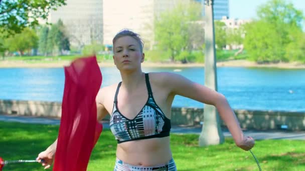 여자가 공원에서 공연을 하다가 포이의 베일을 만지작 거린다 동작으로 미디엄 — 비디오