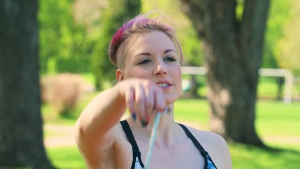 Slow Motion Close Vrouw Draait Rode Voi Poi Sluiers Achter — Stockvideo