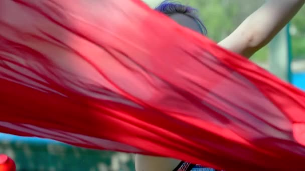 Una Hermosa Mujer Realiza Con Velo Rojo Poi Junto Agua — Vídeos de Stock