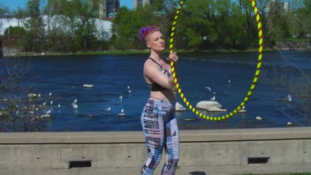 Piękna Młoda Kobieta Tańczy Hula Hoop Świeżym Powietrzu Parku Nad — Wideo stockowe