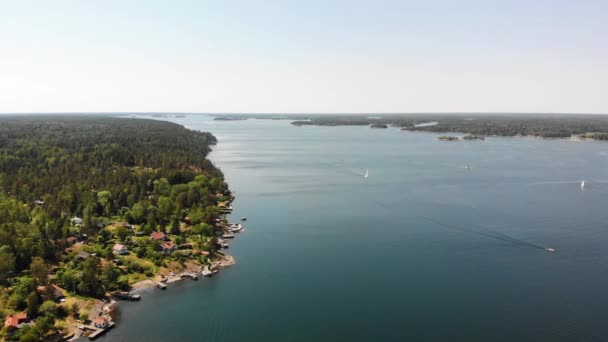 泛宁无人驾驶飞机在斯德哥尔摩附近的瑞典群岛上空盘旋 森林和海岸线的景观 一些经过的船只驶向斯德哥尔摩港口 — 图库视频影像