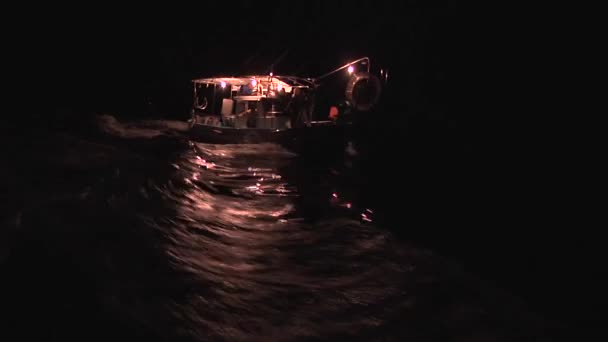 Ein Fischerboot Rast Durch Raues Wasser Der Dunkelheit Der Nacht — Stockvideo