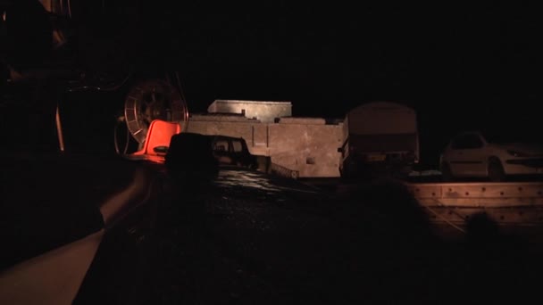 Punto Vista Nocturno Barco Pesquero Alejándose Del Muelle — Vídeo de stock