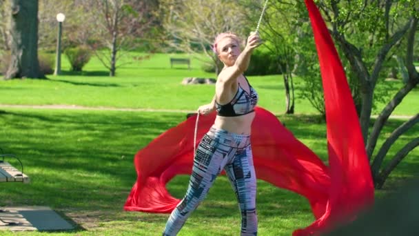 Широкий Постріл Повільний Рух Жінка Виступає Червоною Вуаллю Парку — стокове відео